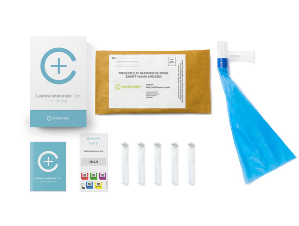 Inhalt des Laktoseintoleranz Testkits von cerascreen: Verpackung, Anleitung, Mundstück mit Luftbeutel, Probenröhrchen, Rücksendeumschlag